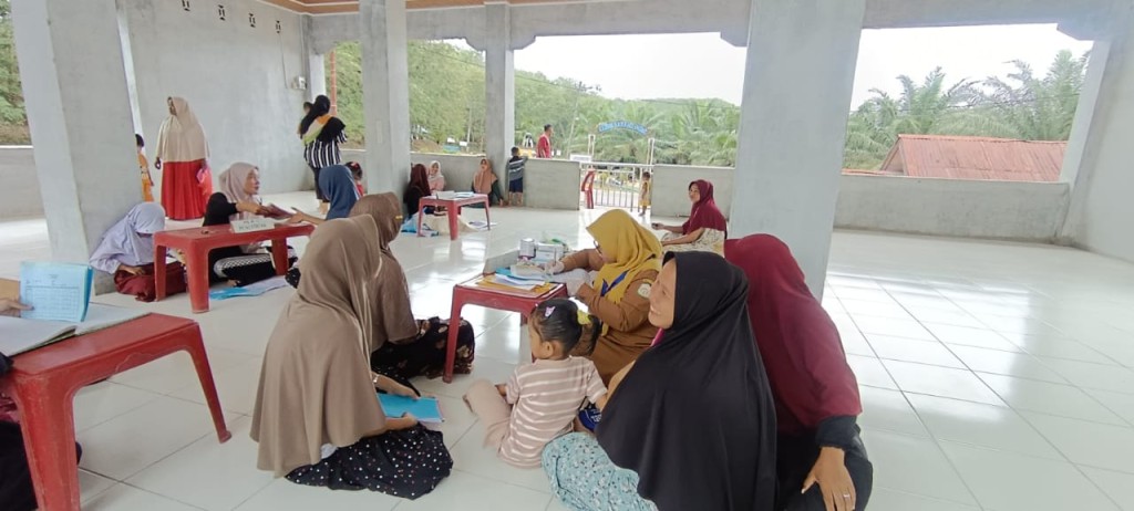Kegiatan Posyandu diselenggarakan di bangunan baru Menasah Gampong Beurandang